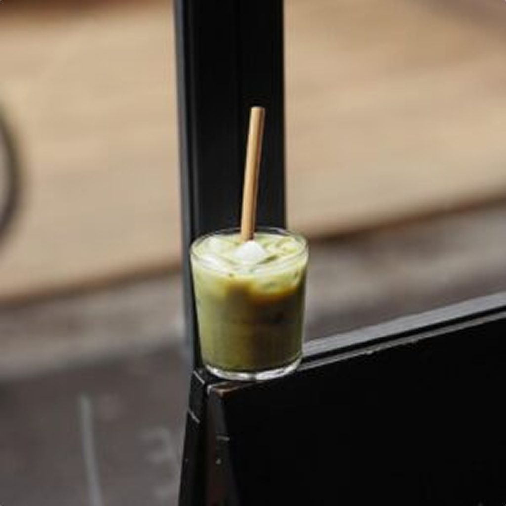 Boisson glacée à base de green paste bio servie dans un verre avec une paille