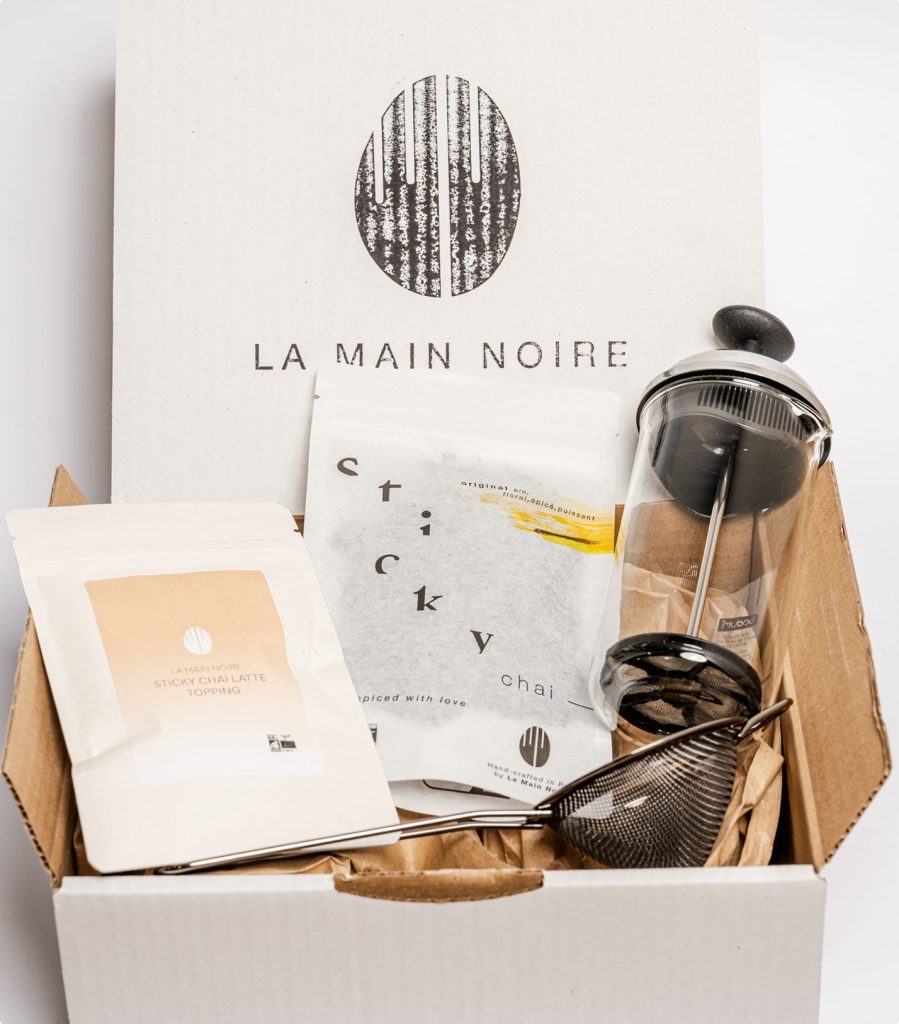 Box La Main Noire contenant du sticky chai, un accessoire de préparation et des produits associés